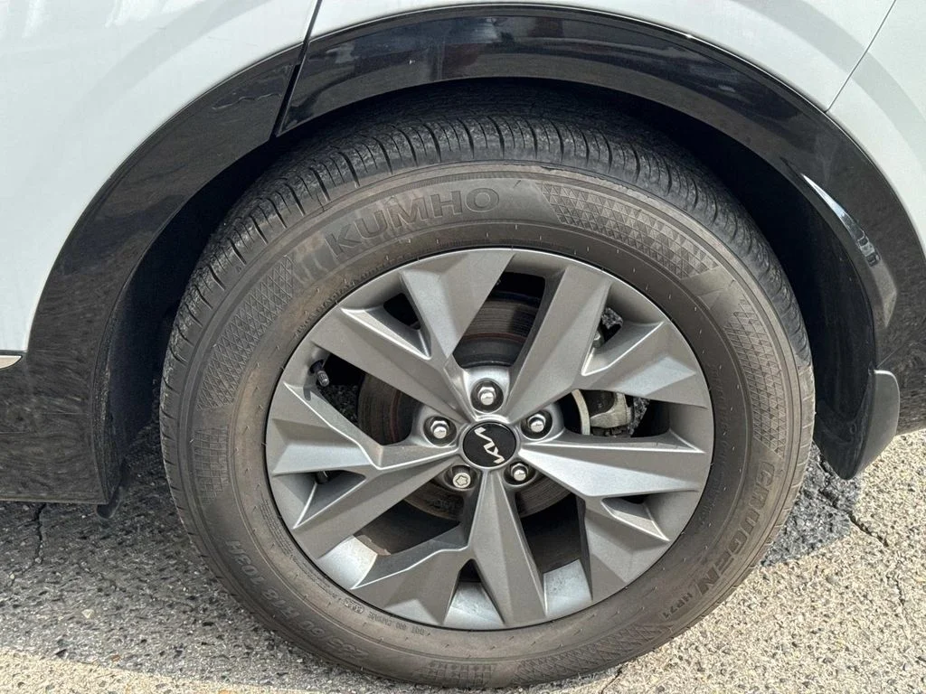 New 2025 Wolf Gray Kia SX image 5