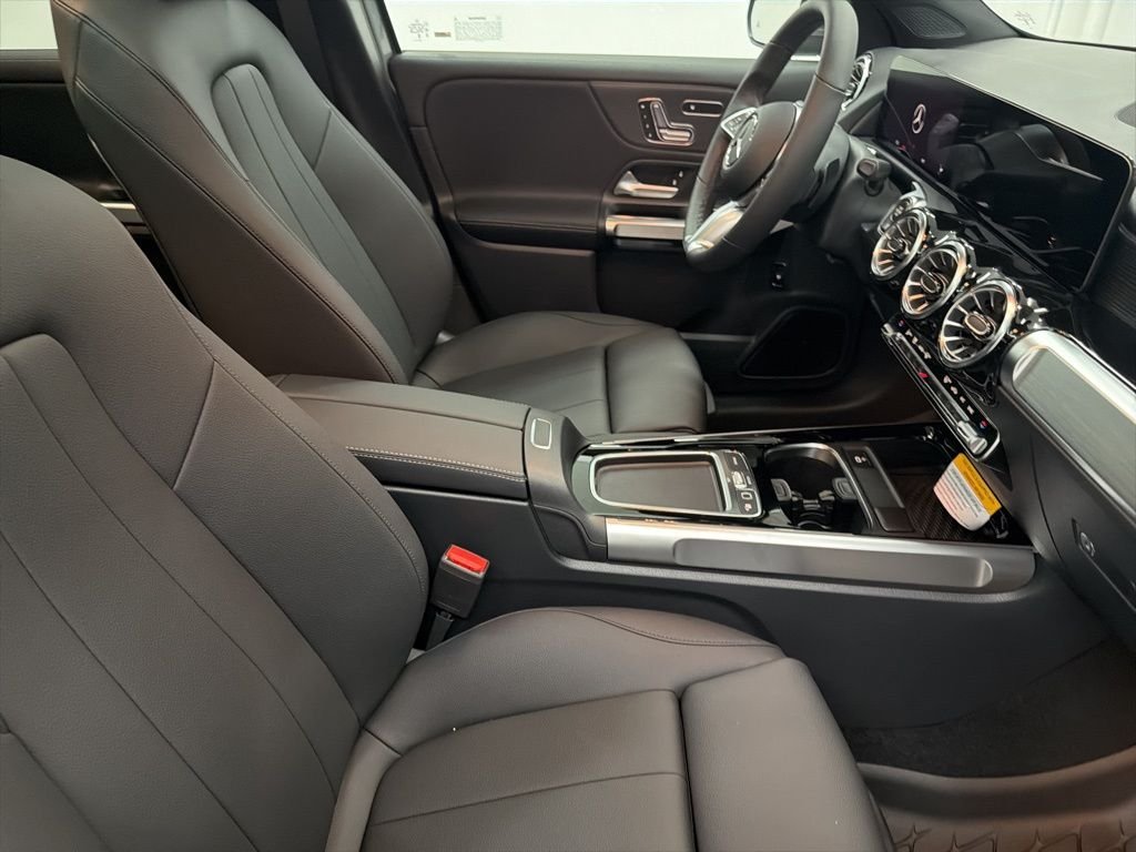 Used 2026  Mercedes-Benz GLB 250 image 30