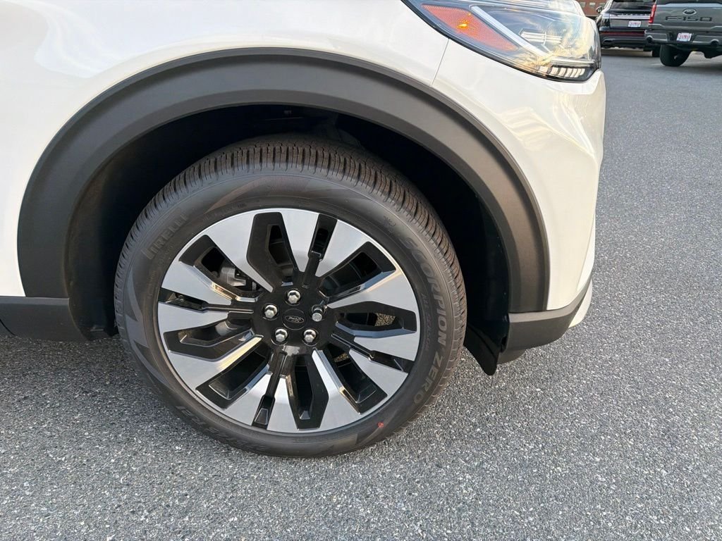 New 2026 Star White Metallic Tri-Coat Ford Platinum™ image 4