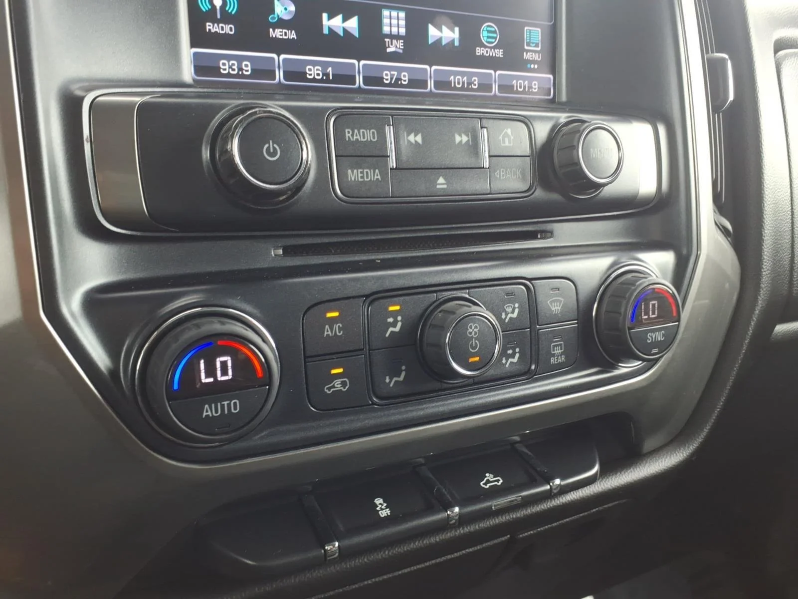 Used 2018 Summit White Chevrolet LT image 23