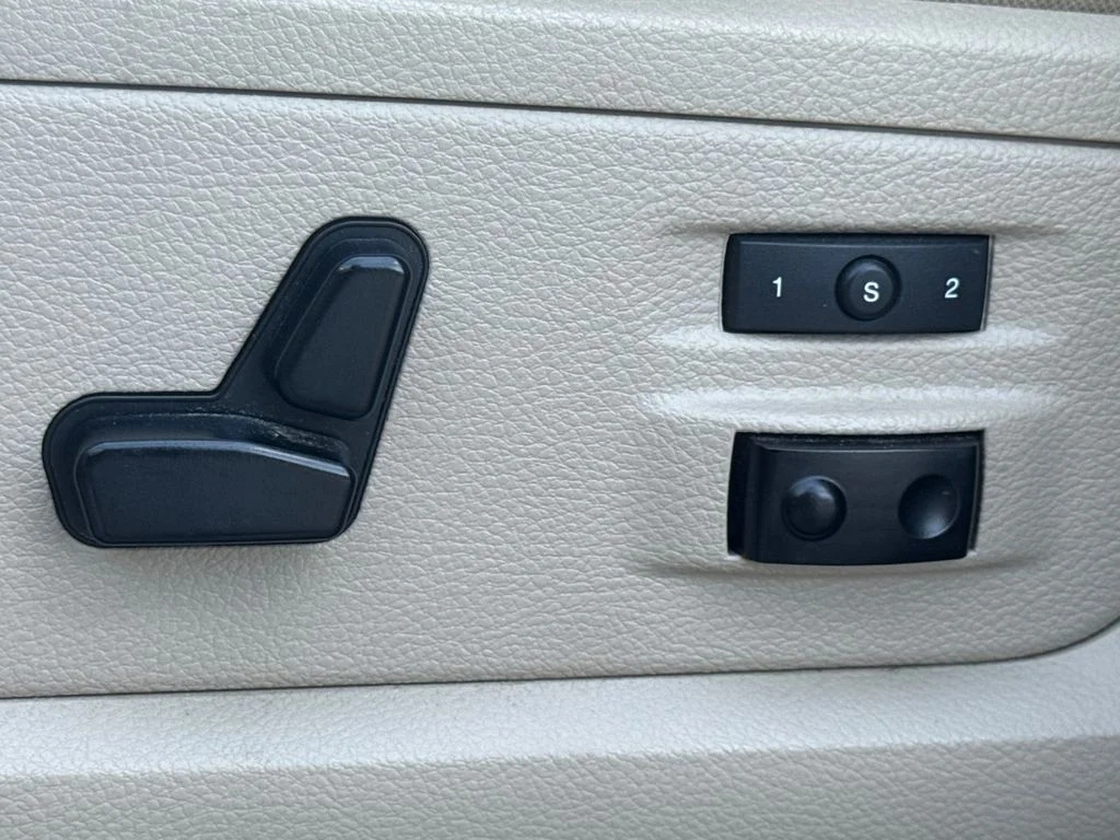 Used 2018 Bright White Clearcoat Ram Laramie image 30