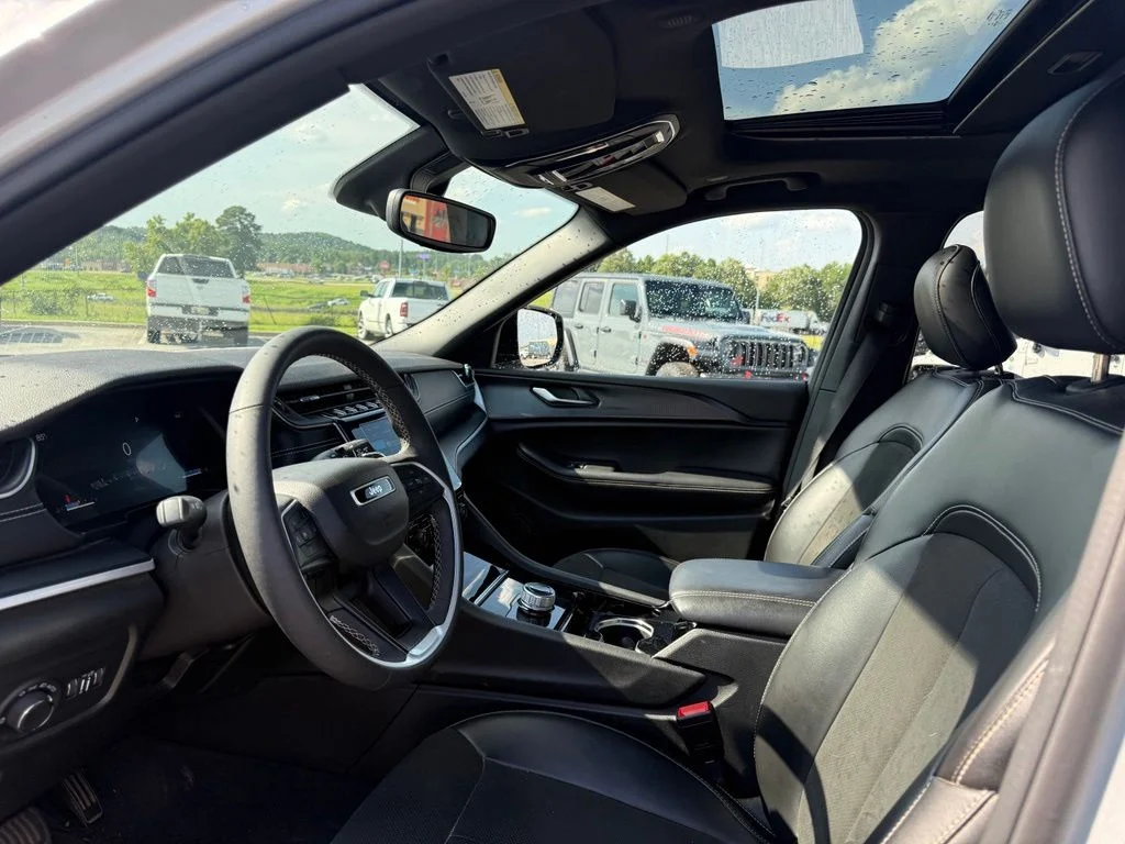 Used 2023 Silver Jeep Altitude image 4
