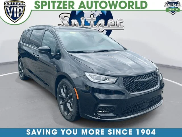 2026 Chrysler Pacifica Limited's photo