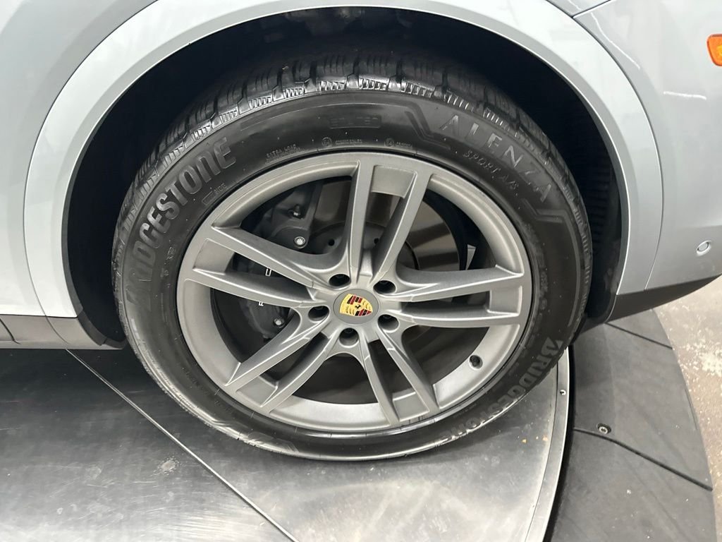 Used 2024  Porsche Base image 9