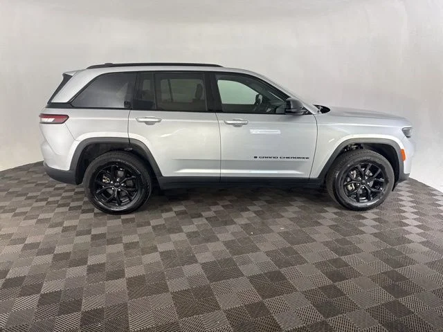 Used 2025 Silver Jeep Altitude image 5