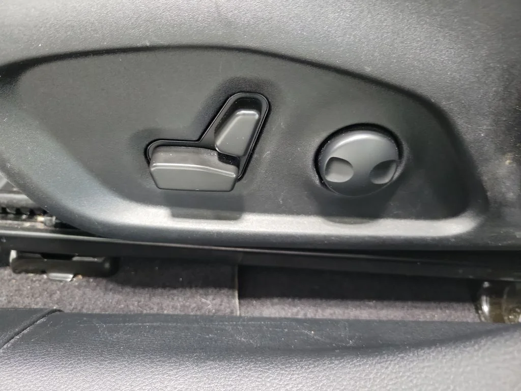 Used 2022 White Jeep Latitude Lux image 30