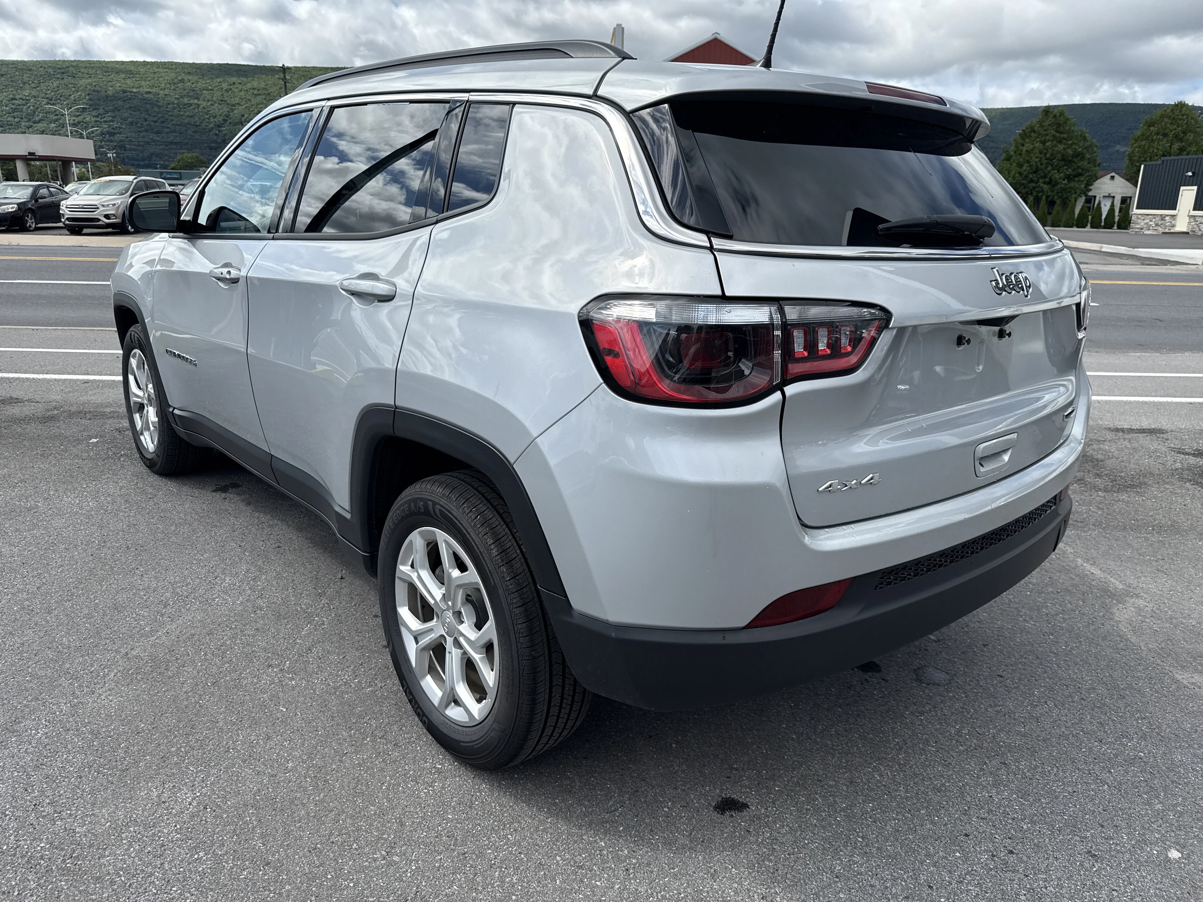 Used 2024 Silver Zynith Metallic Clearcoat Jeep Latitude image 6