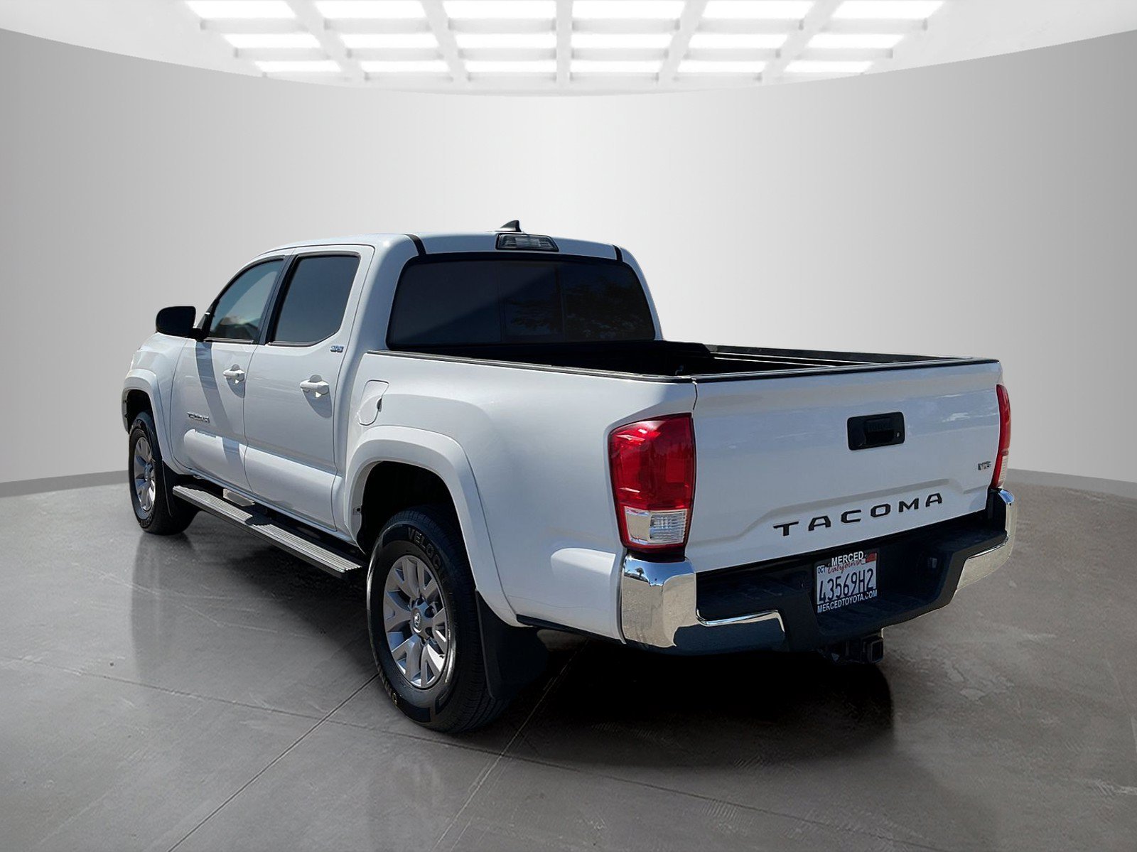 Used 2017 Super White Toyota SR5 image 3