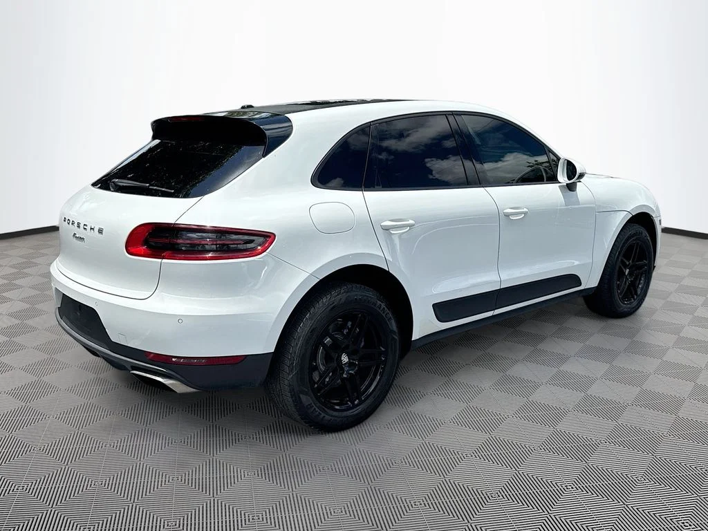 Used 2018  Porsche  image 6