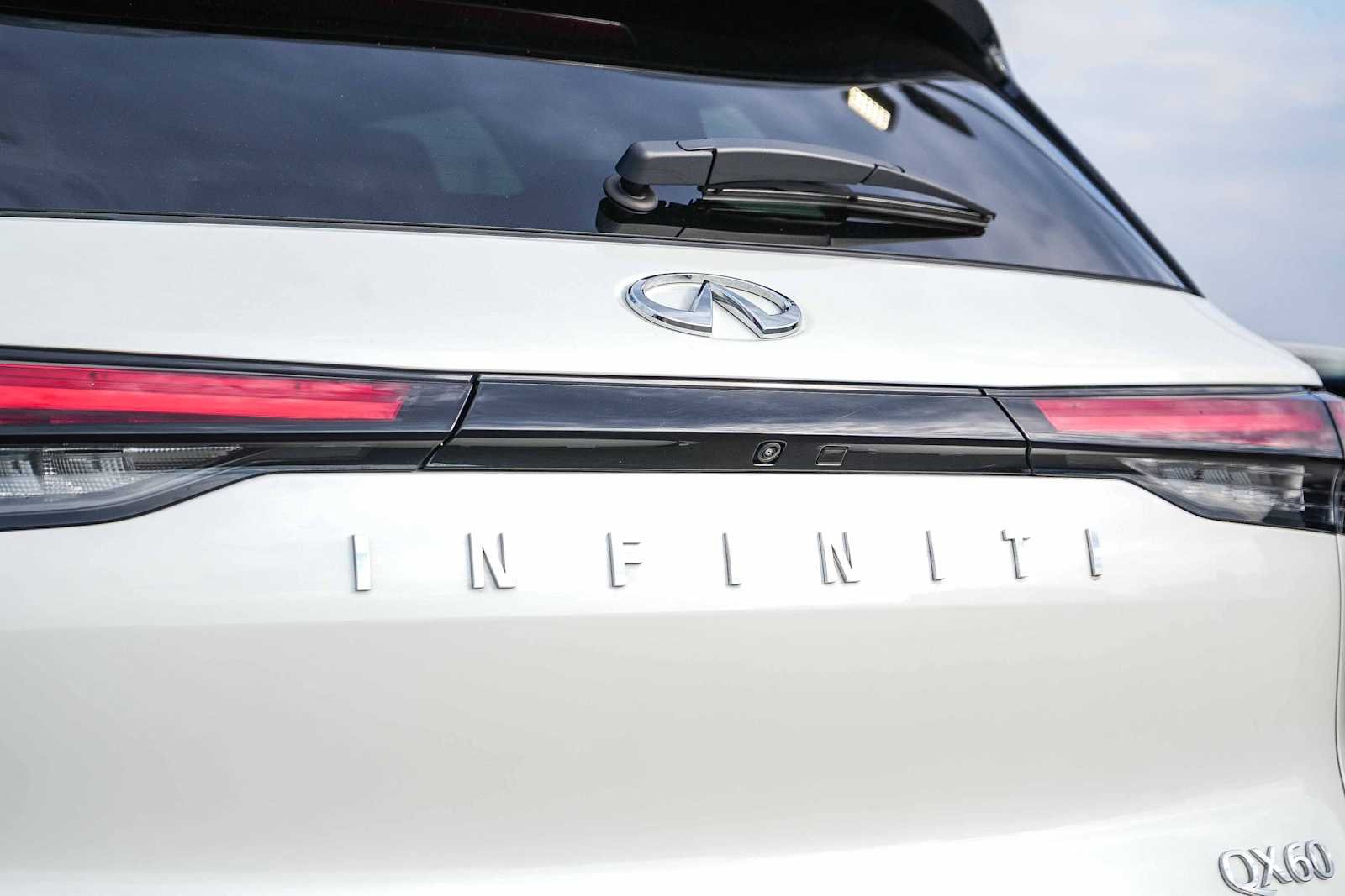 Certified Used 2025 Majestic White/Black Obsidian INFINITI AUTOGRAPH image 10