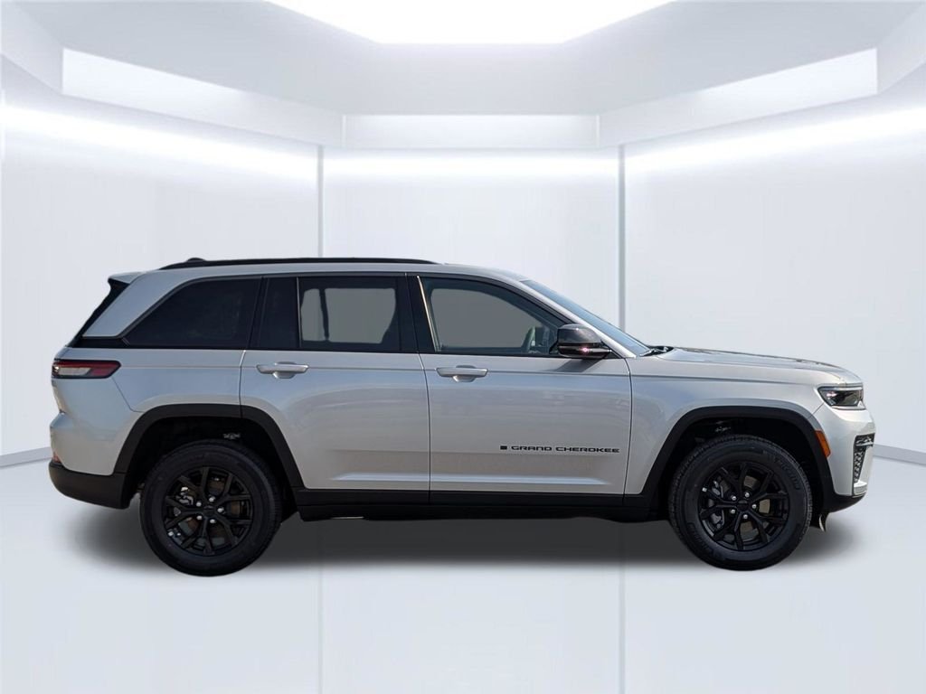 New 2026 Silver Zynith Exterior Paint Jeep Altitude image 7