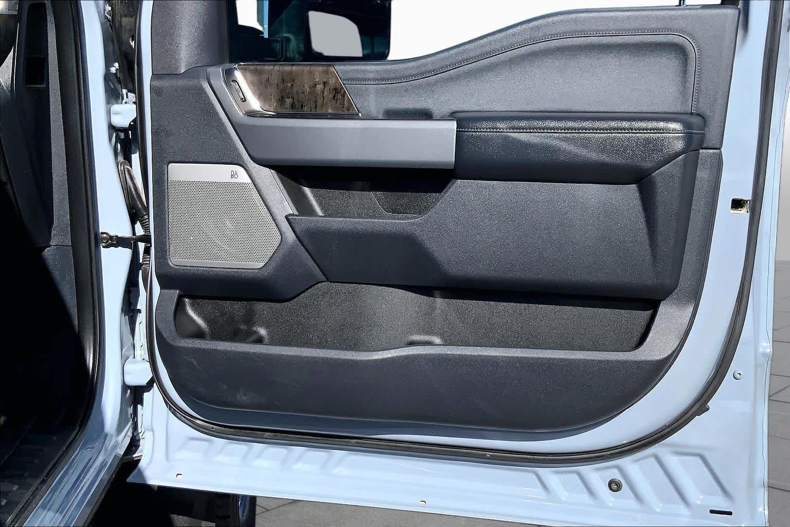 Used 2024 Glacier Gray Metallic TriCoat Ford LARIAT image 23
