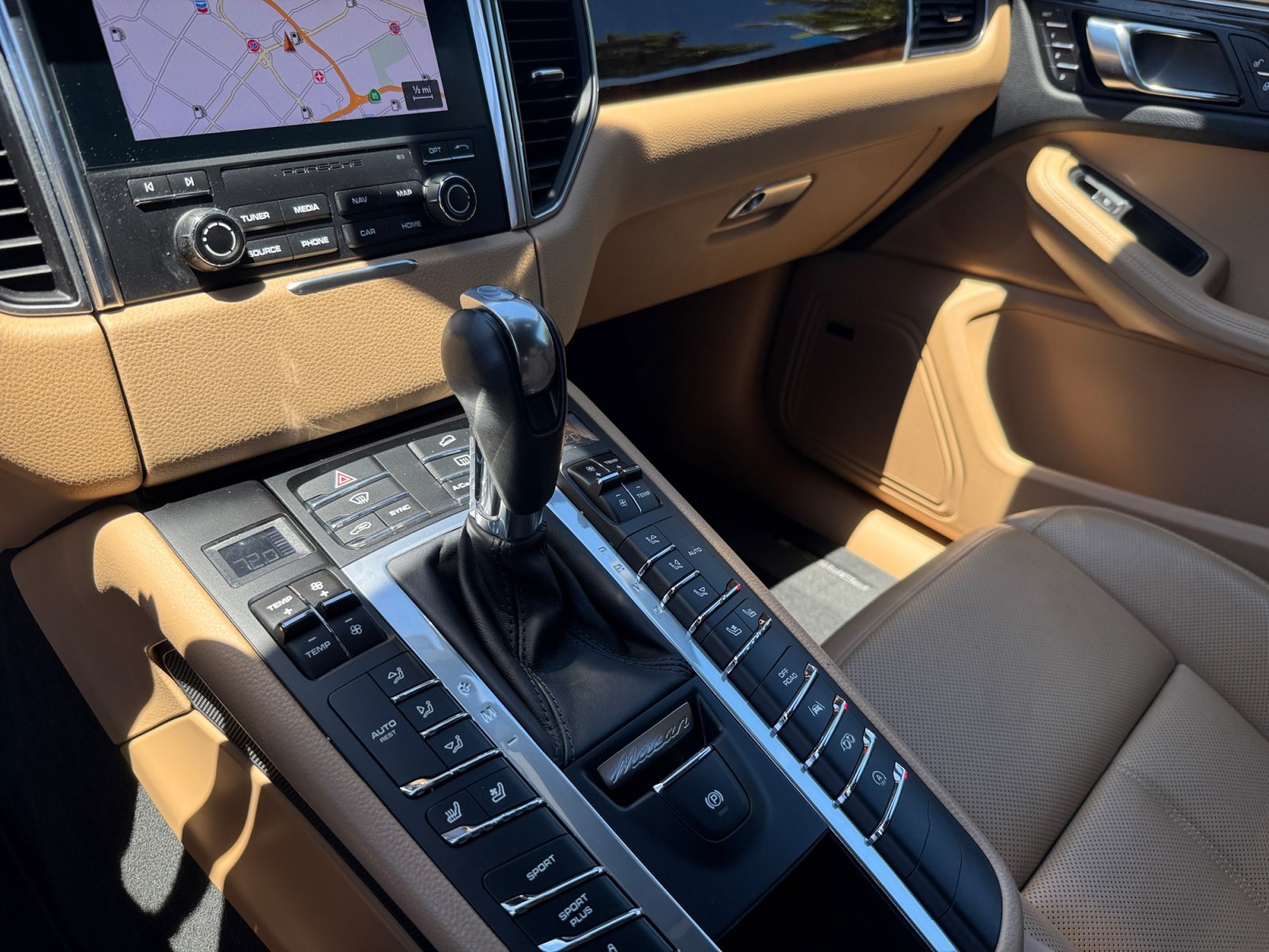 Used 2018 White Porsche Base image 13