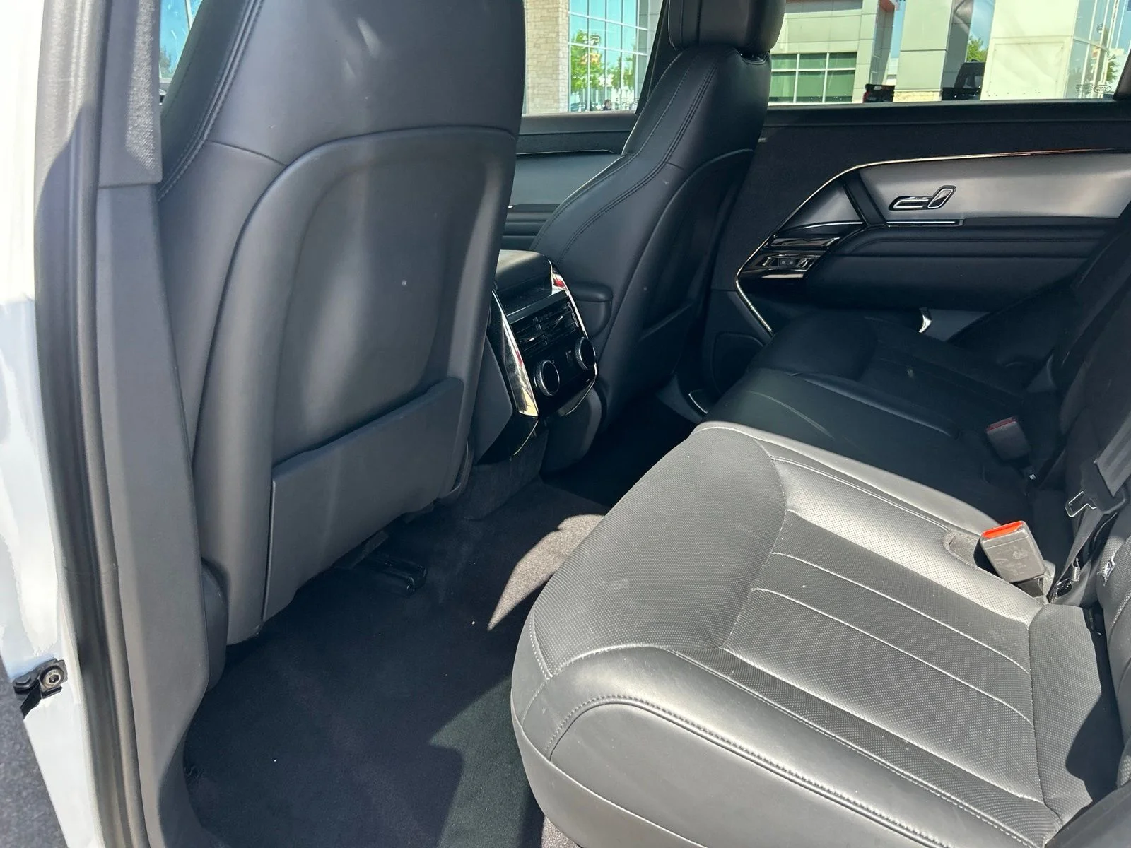 Used 2024 White Land Rover Dynamic SE image 17