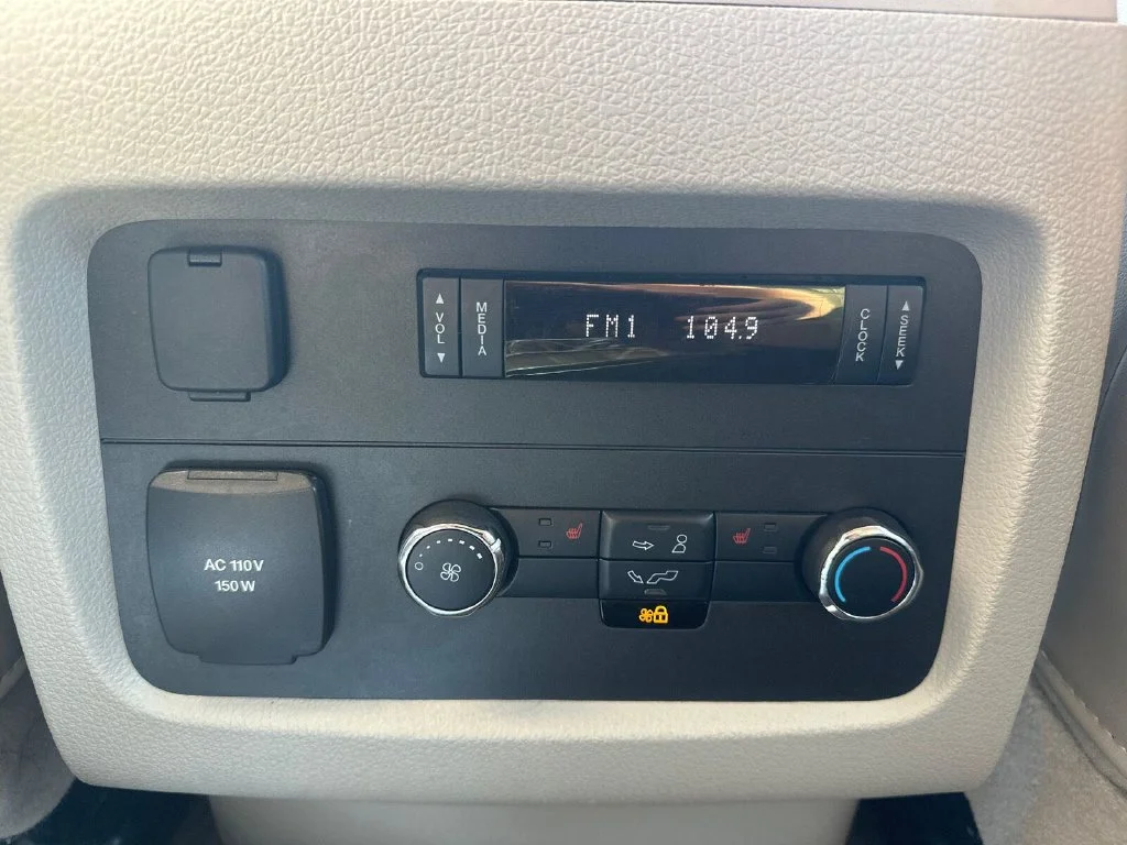 Used 2015 White Lincoln Base image 16