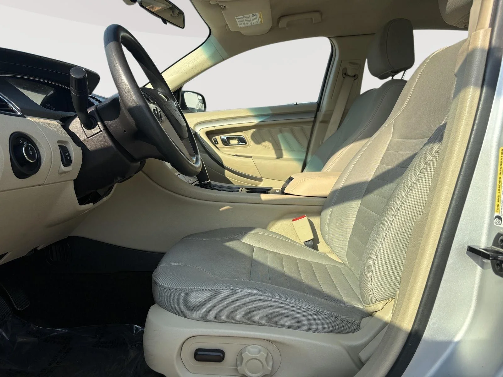 Used 2018  Ford SE FWD image 12