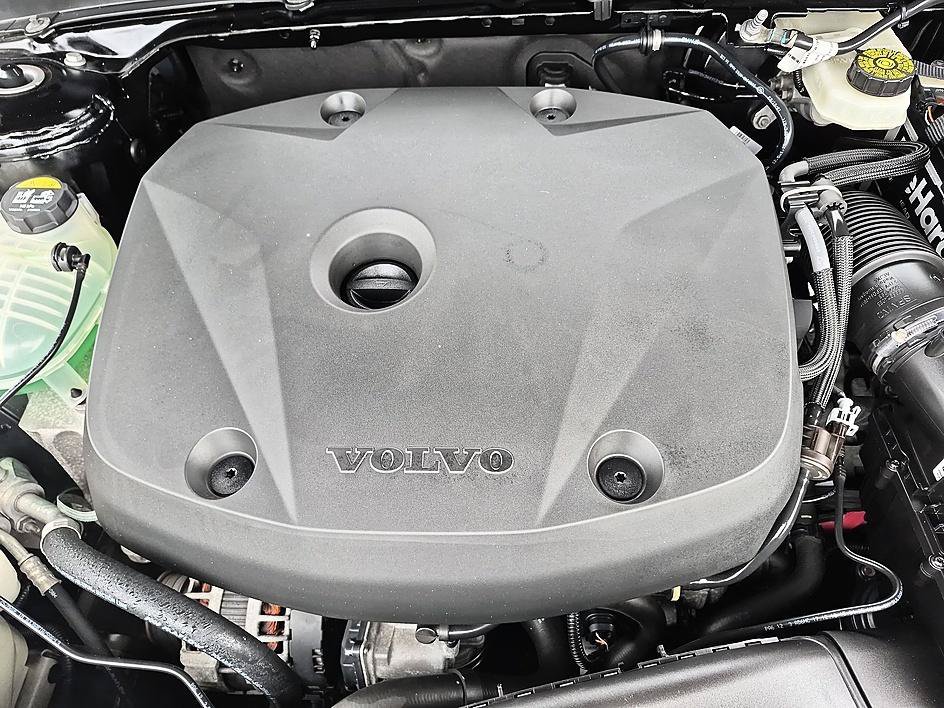 Used 2019  Volvo R-Design image 37
