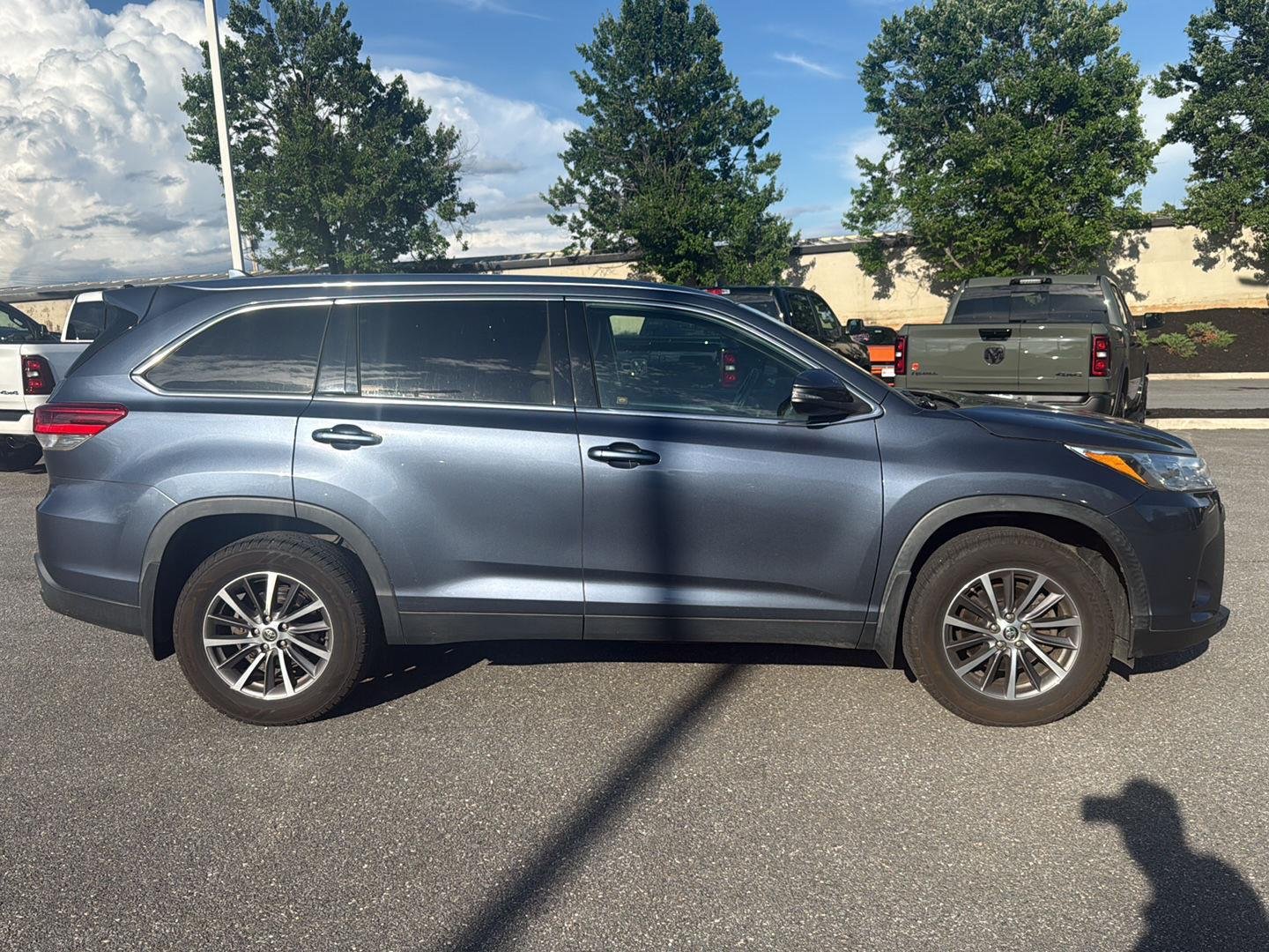 Used 2019 Shoreline Blue Pearl Toyota XLE image 4