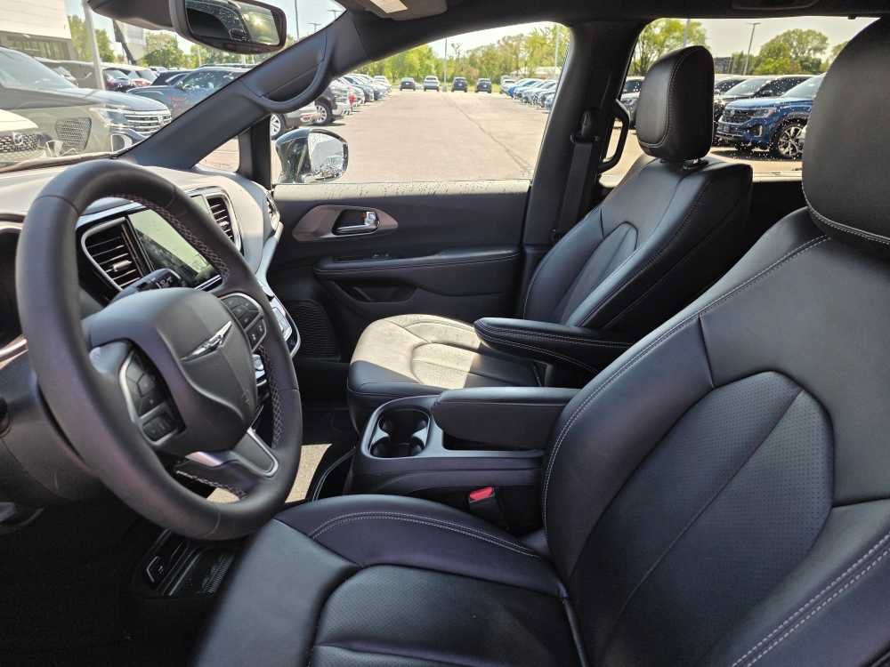 Used 2026 Bright White Clearcoat Chrysler Select image 3