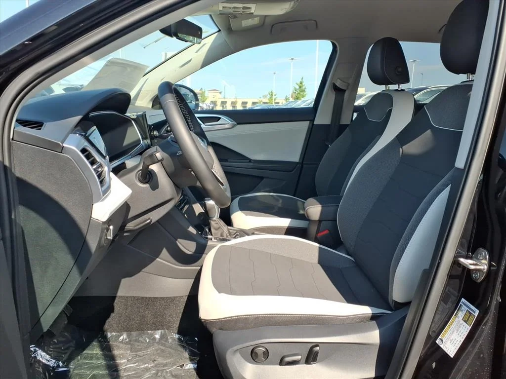 2025 Volkswagen Taos SE - Photo 17