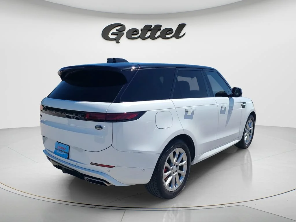 Used 2023 White Land Rover SE Dynamic image 5