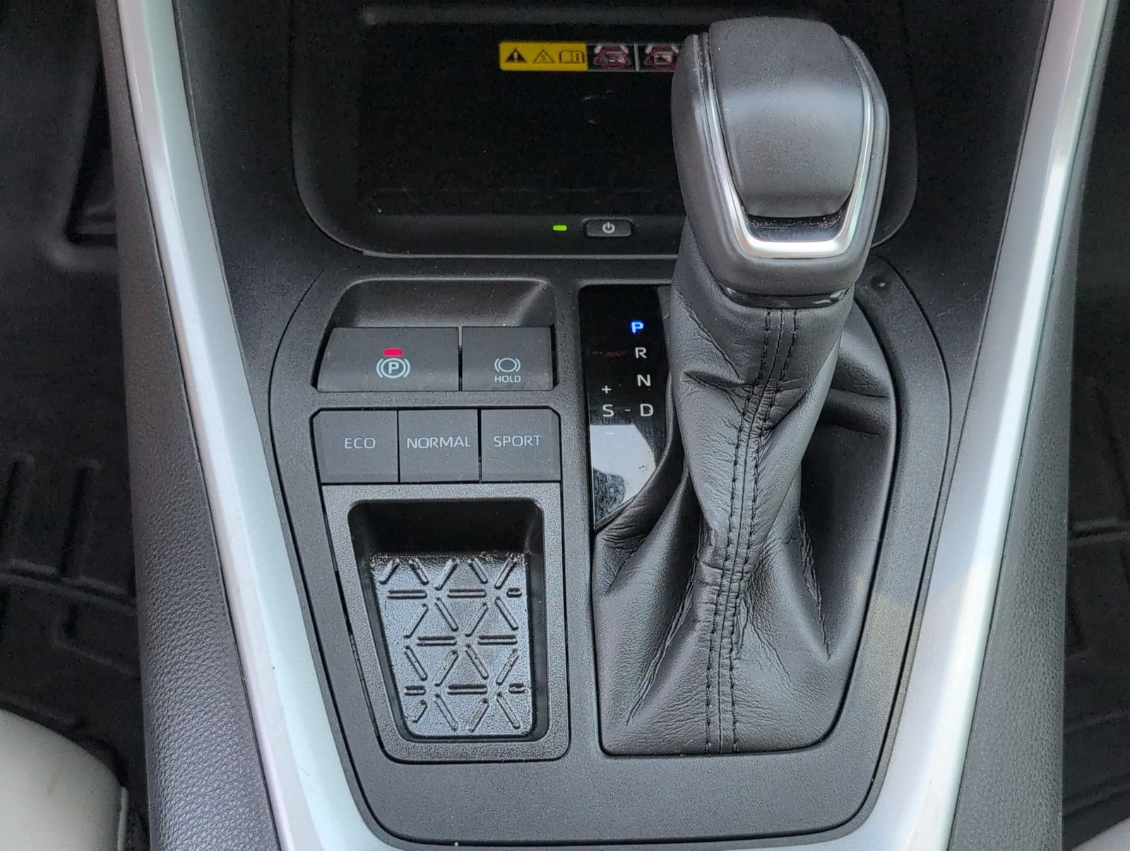 Used 2024  Toyota XLE Premium image 21