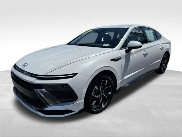 Used 2025 White Hyundai SEL image 3