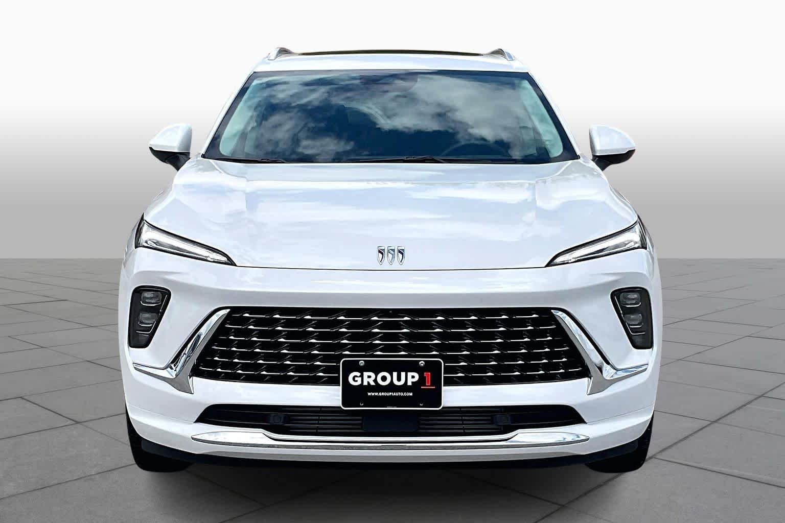 Used 2025 White Frost Tricoat Buick Avenir image 4