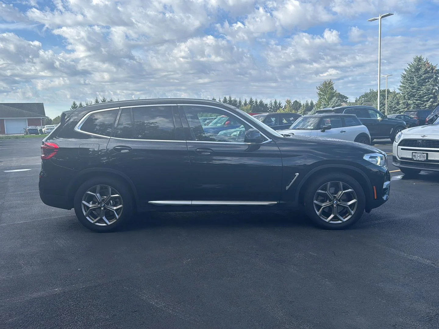 Used 2021 Black Sapphire Metallic BMW xDrive30i image 2