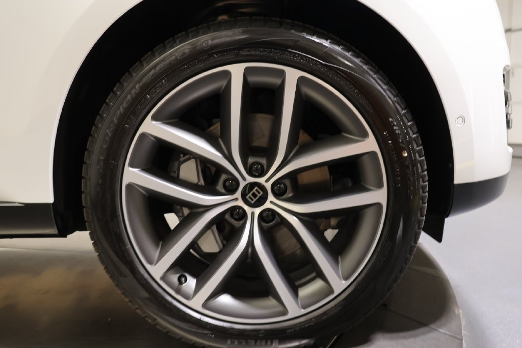 New 2027 Fuji White Land Rover SE image 12