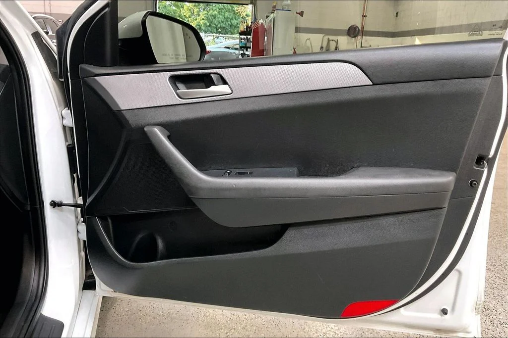Used 2019 White Hyundai SE image 23
