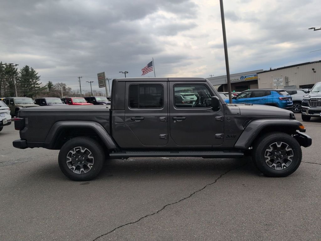 New 2026 Granite Crystal Metallic Clear-Coat Exterior Paint Jeep Sahara image 2