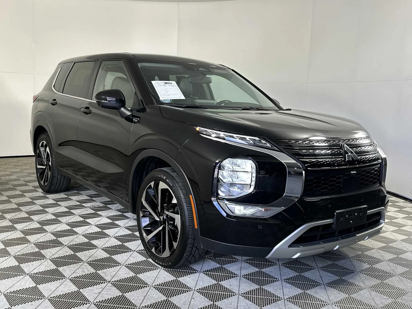 2024 Mitsubishi Outlander SE 2WD's photo