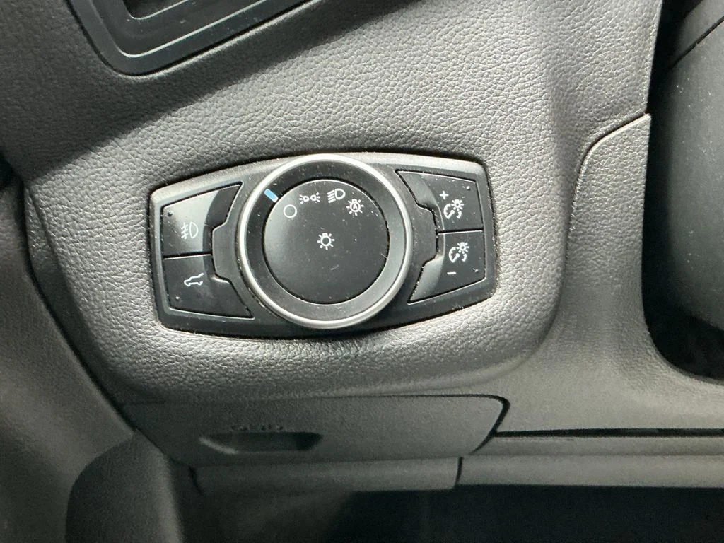 Used 2017 Blue Ford SE image 18