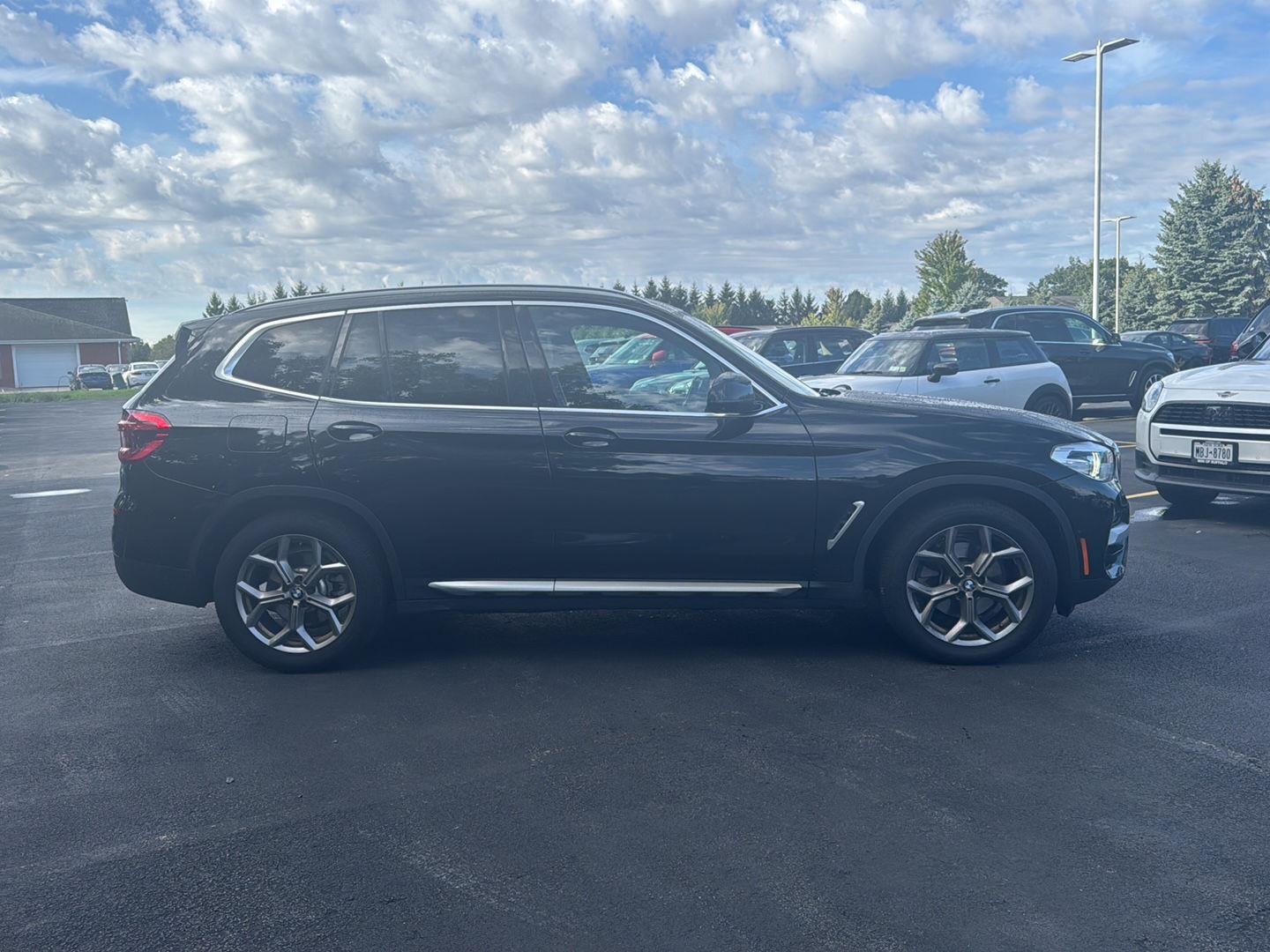 Used 2021 Black Sapphire Metallic BMW xDrive30i image 2