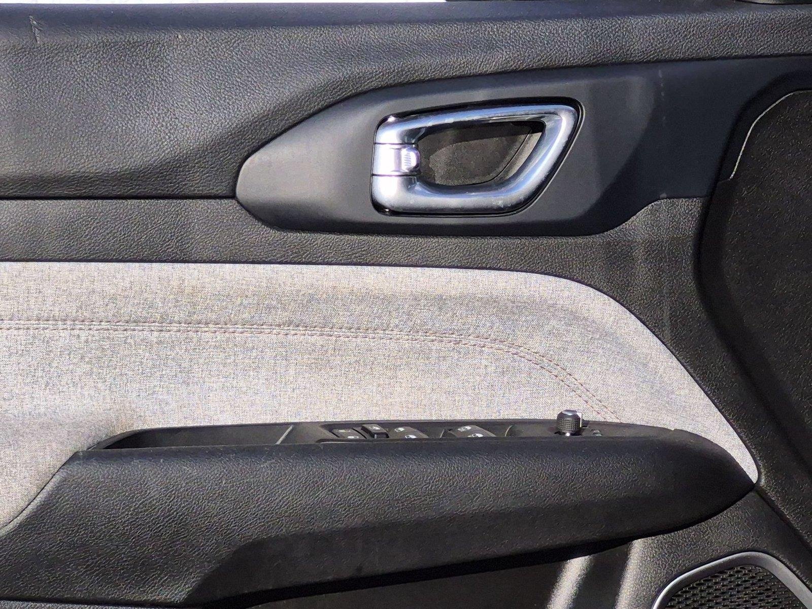 Used 2023 Redline Pearlcoat Jeep Latitude Lux image 15
