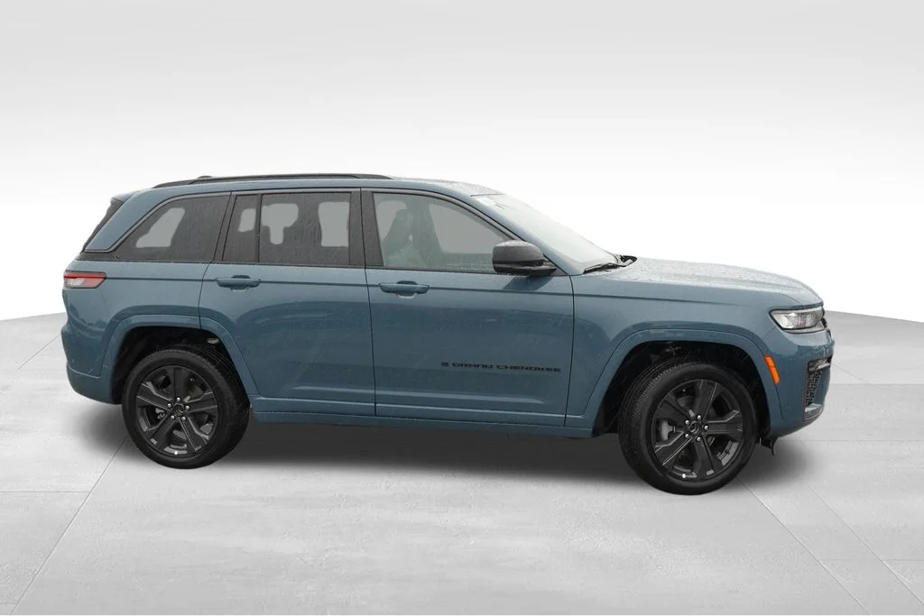 New 2027 Steel Blue Paint Jeep Limited Reserve image 2