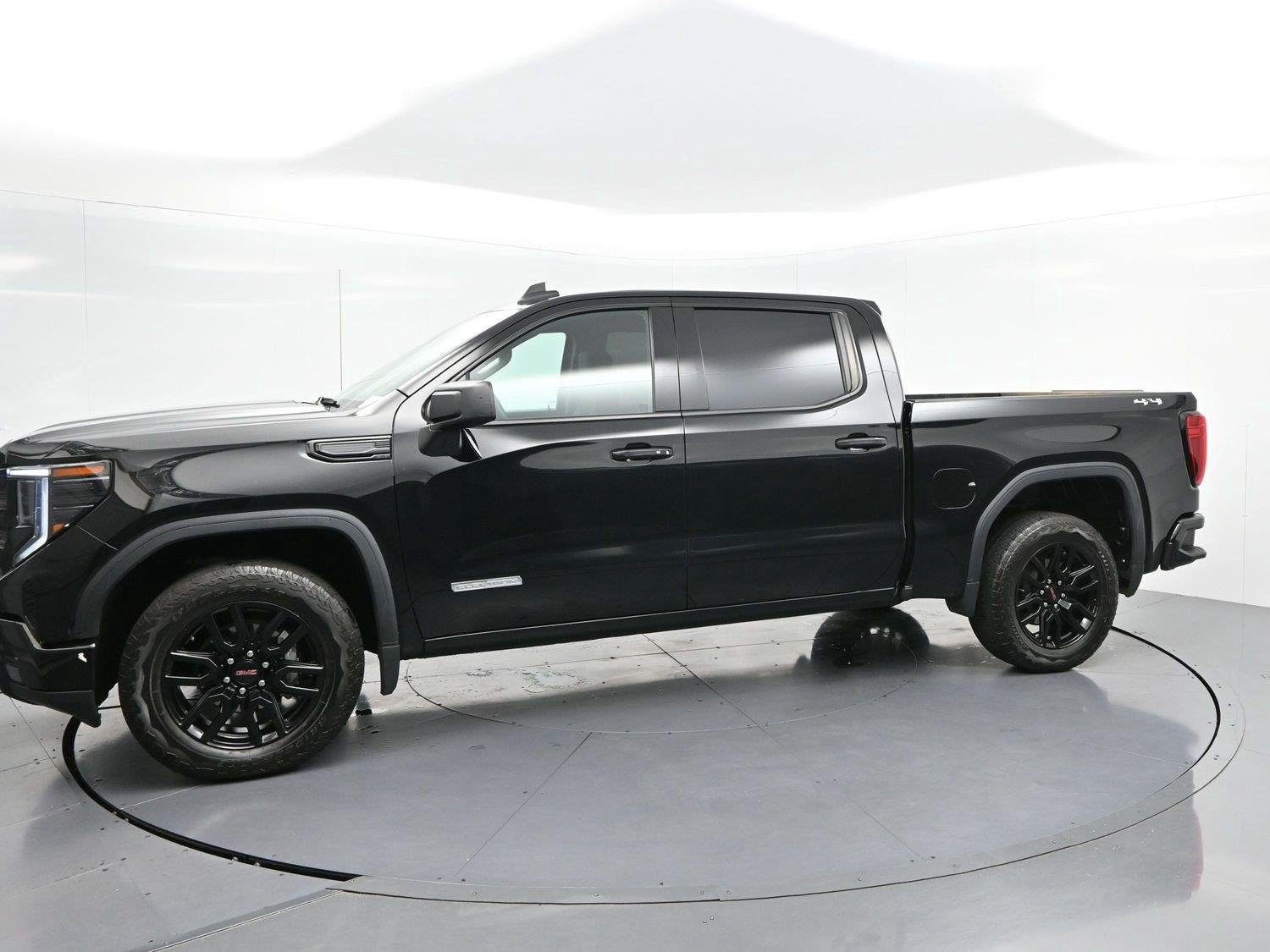 Used 2024 Onyx Black GMC Elevation image 4