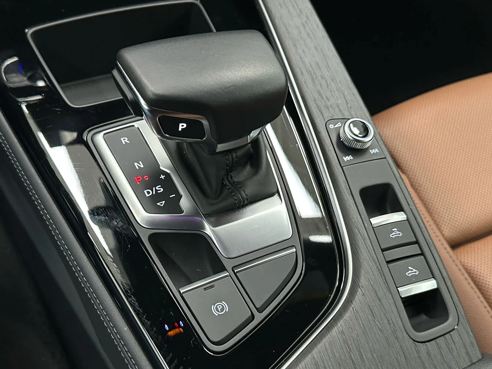 Used 2024 Daytona Gray Pearl Effect/Black Roof Audi S line Premium Plus image 32