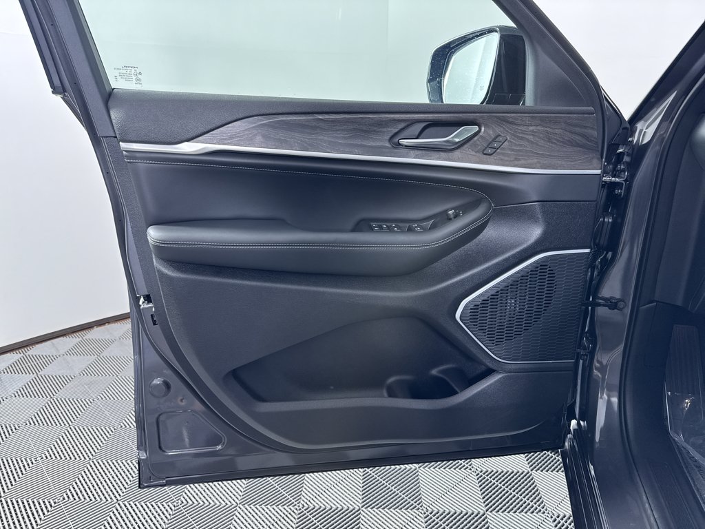 New 2026 Baltic Gray Metallic Clear-Coat Exterior Paint Jeep Limited Reserve image 28