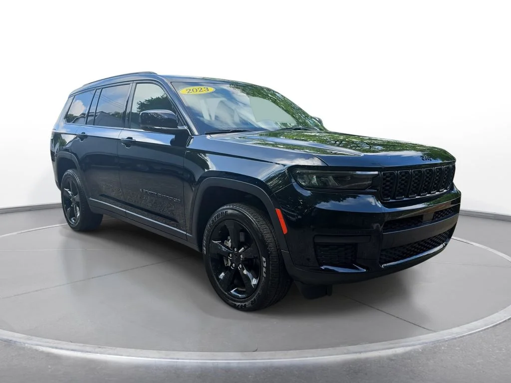 Used 2023 Black Jeep Altitude image 3