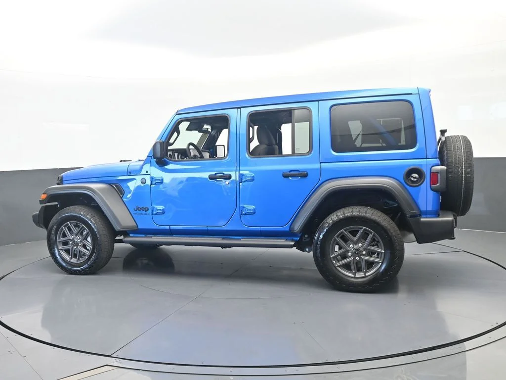 Used 2025 Hydro Blue Pearl Coat Jeep Sport S image 3