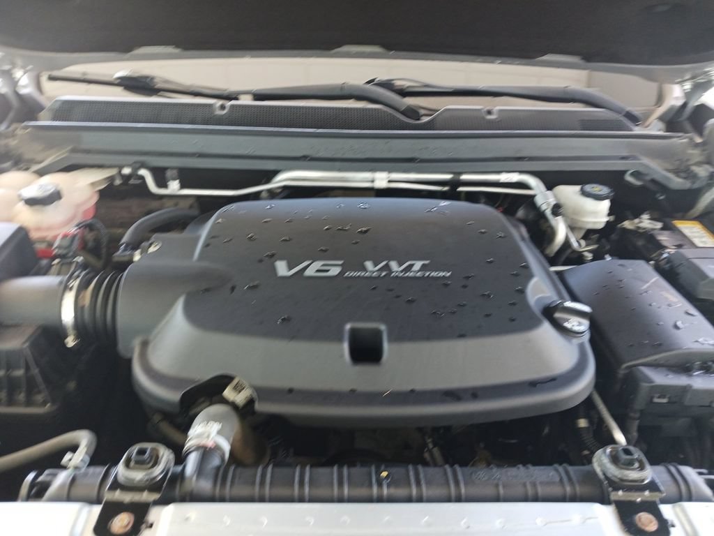 Used 2018 SILVER ICE METALLIC Chevrolet 4WD LT image 13