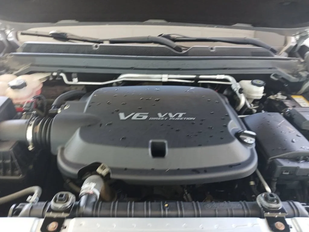 Used 2018 SILVER ICE METALLIC Chevrolet 4WD LT image 13