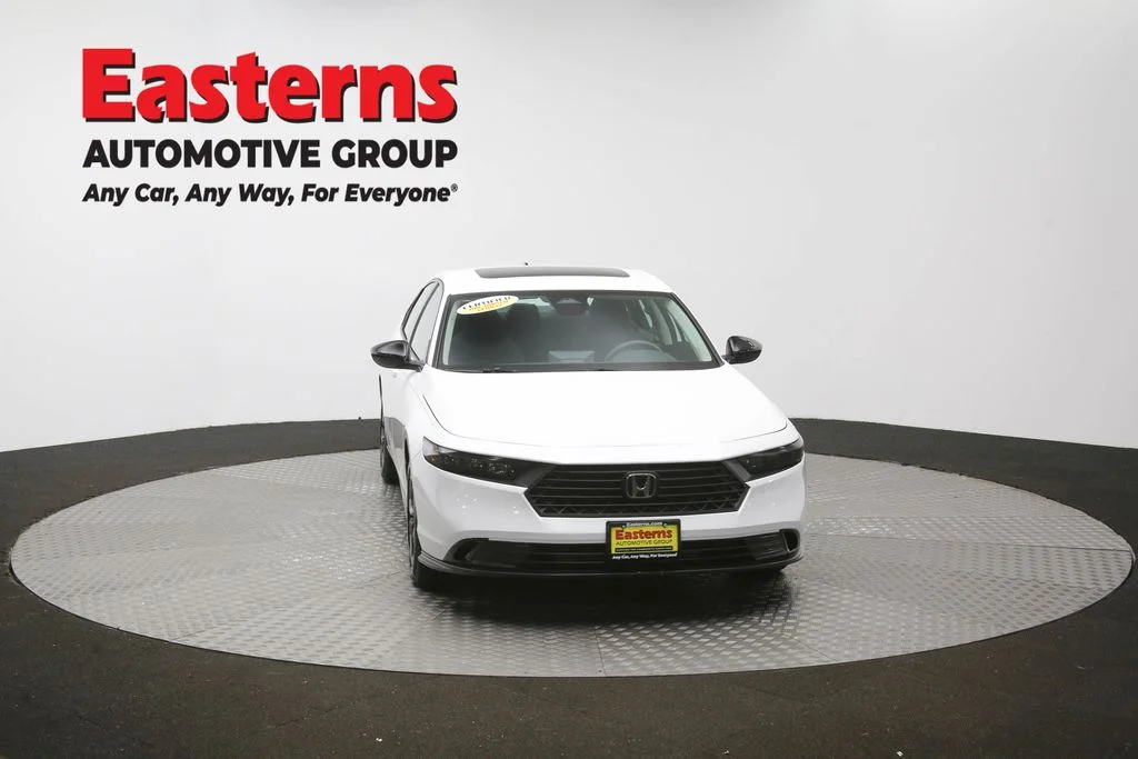 Used 2025 White Honda SE image 51