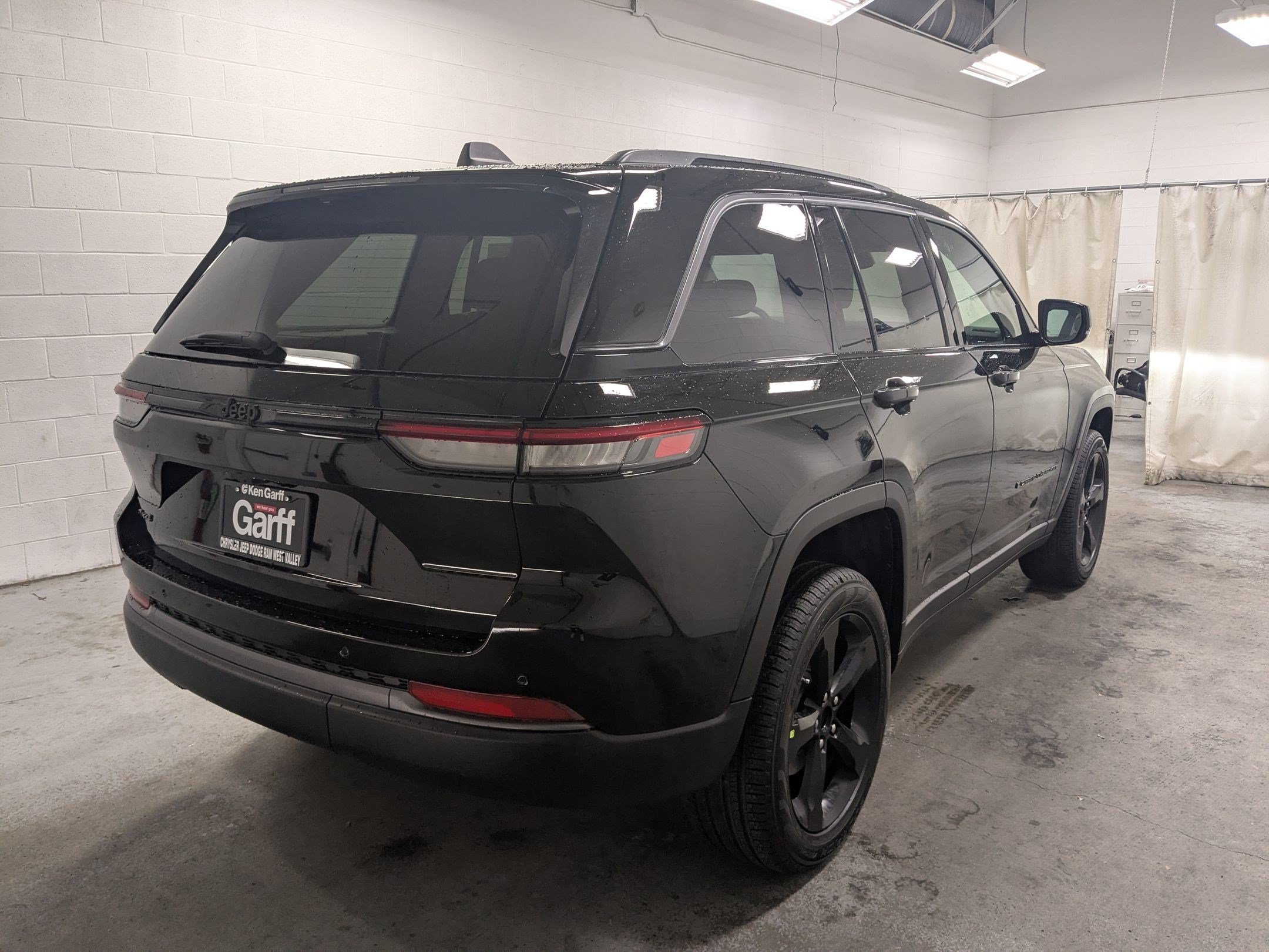 New 2026 Diamond Black Crystal Pearlcoat Jeep Limited image 4
