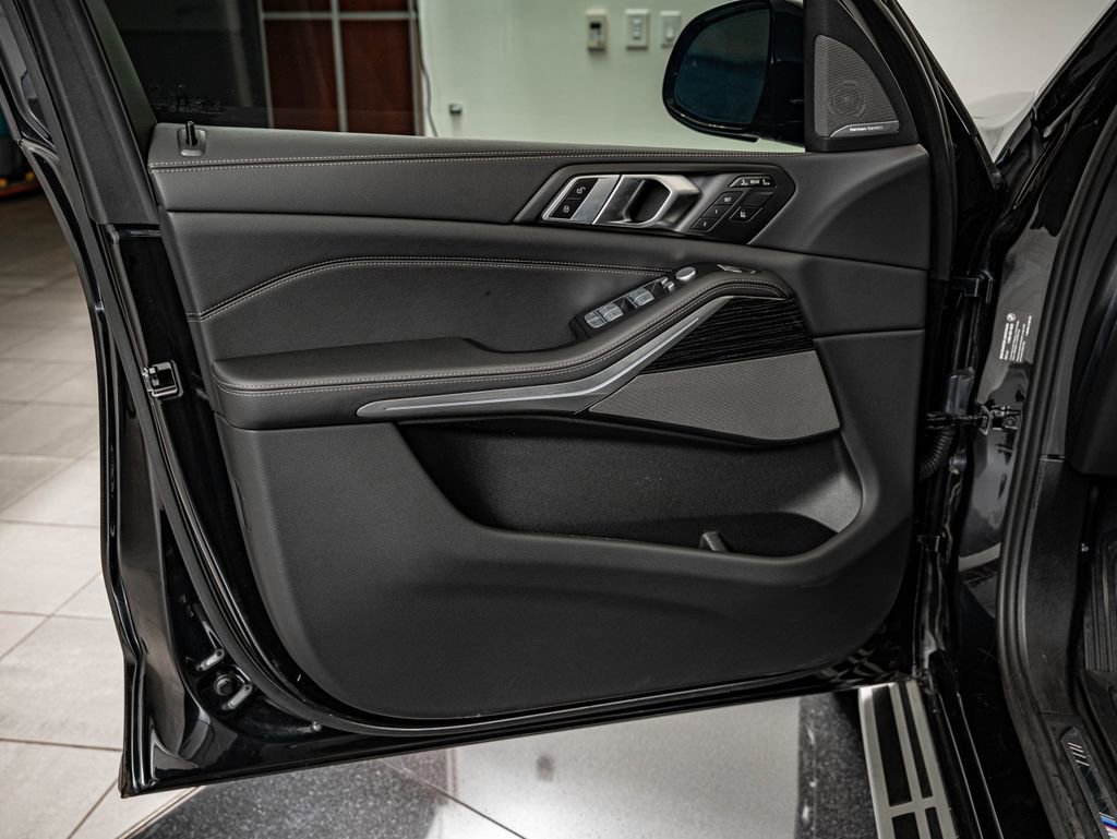 Used 2025 Black Sapphire Metallic BMW xDrive40i image 17