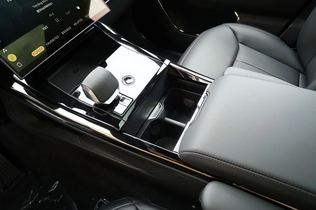 New 2026 Fuji White Land Rover SE image 29