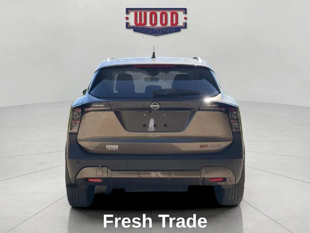 Used 2025 Canyon Bronze Metallic Nissan SR image 5