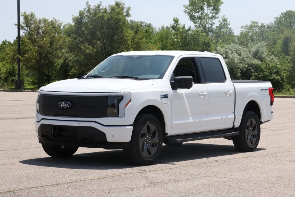 2025 Ford F-150 Lightning Flash - Photo 3